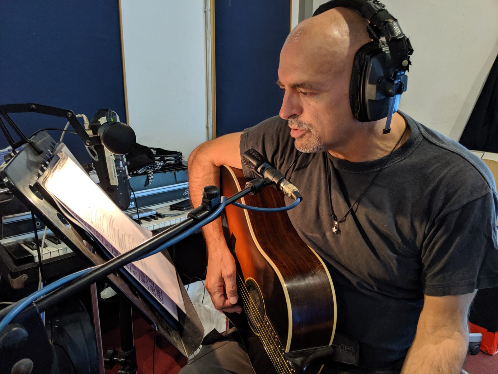 Graziano Romani con cuffia in studio